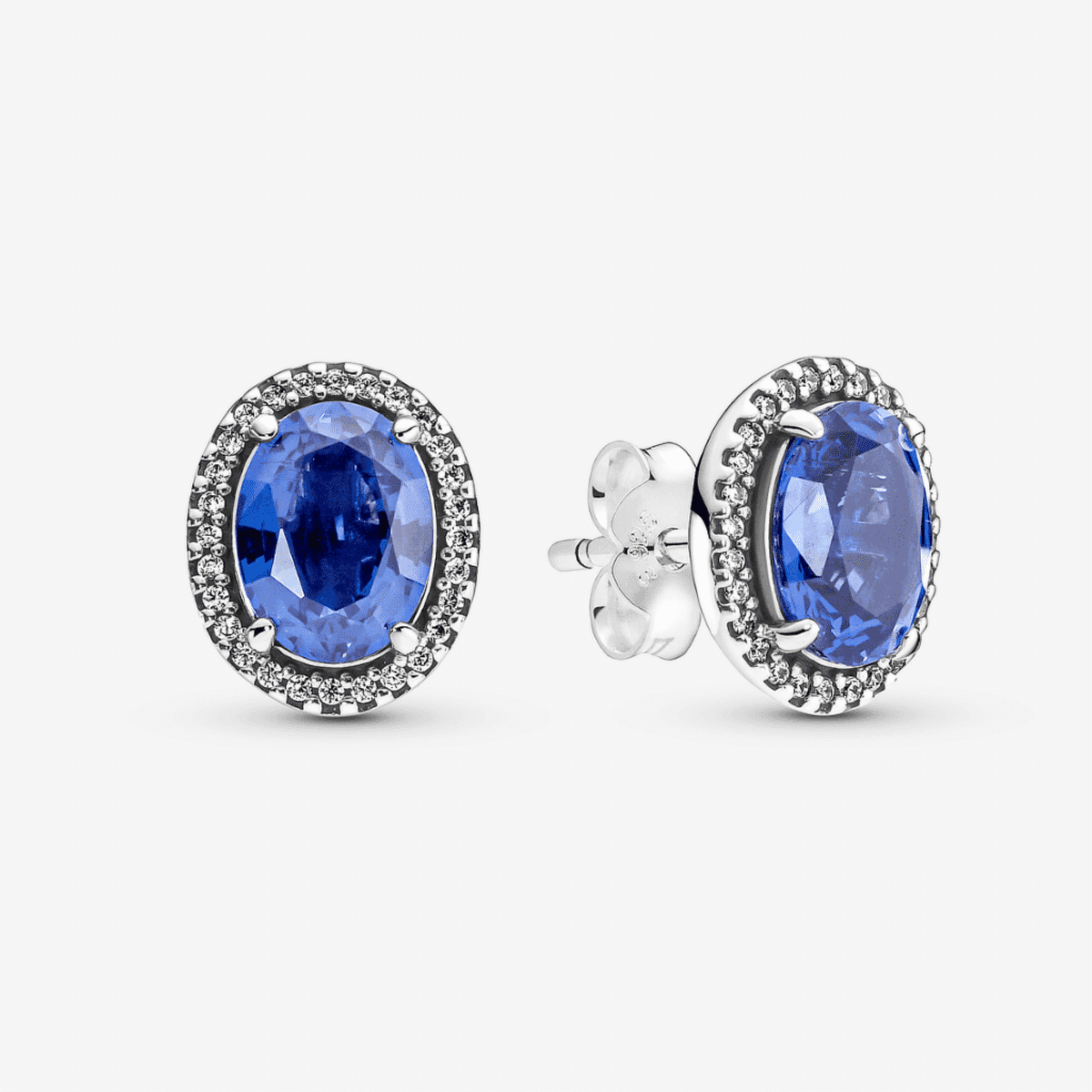 Pendientes Pandora en plata de ley con cristal azul ovalado central y halo de circonitas brillantes - 290040C01