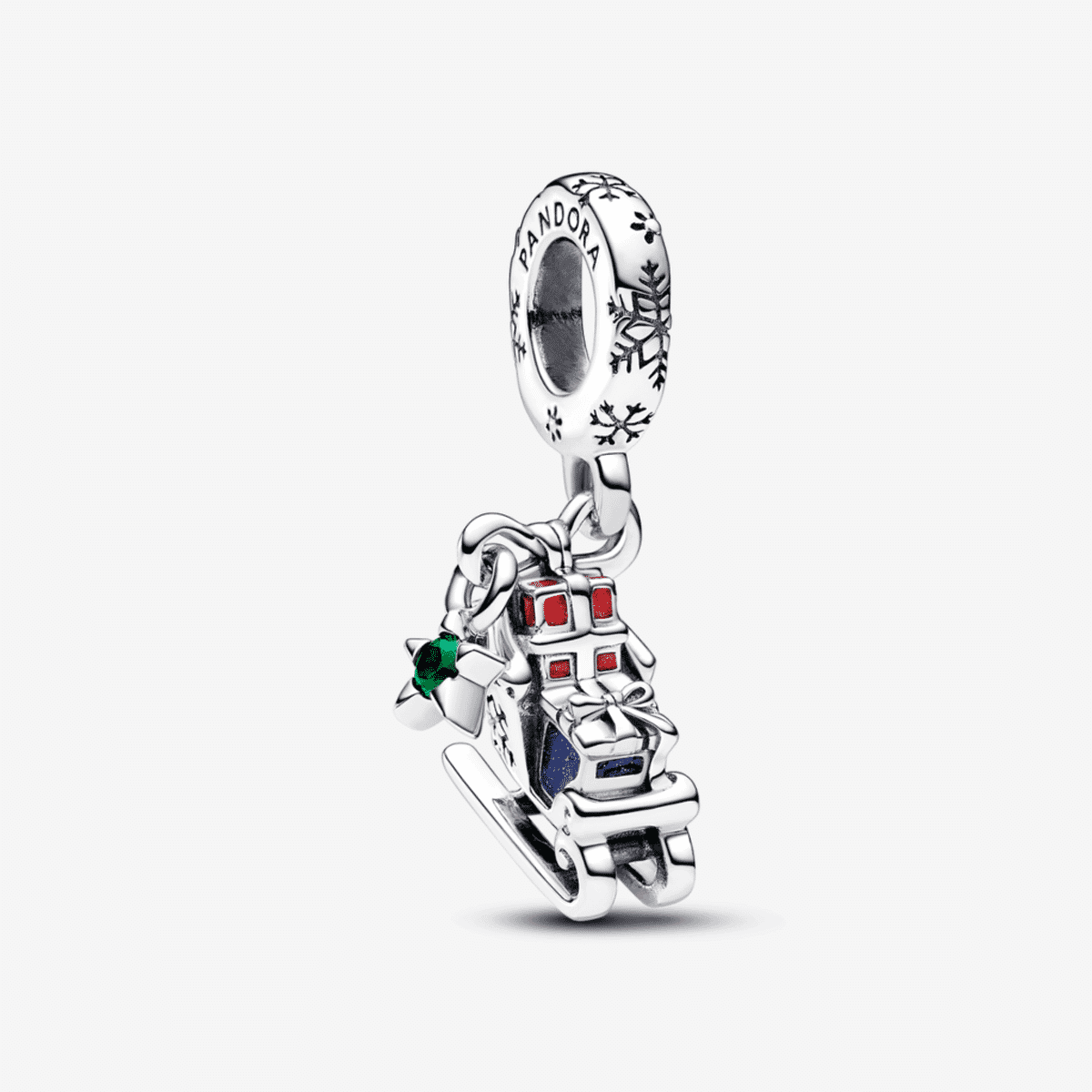 Vista frontal del charm colgante Pandora Trineo Navidad 2023 en plata con detalles esmaltados - 792977C01