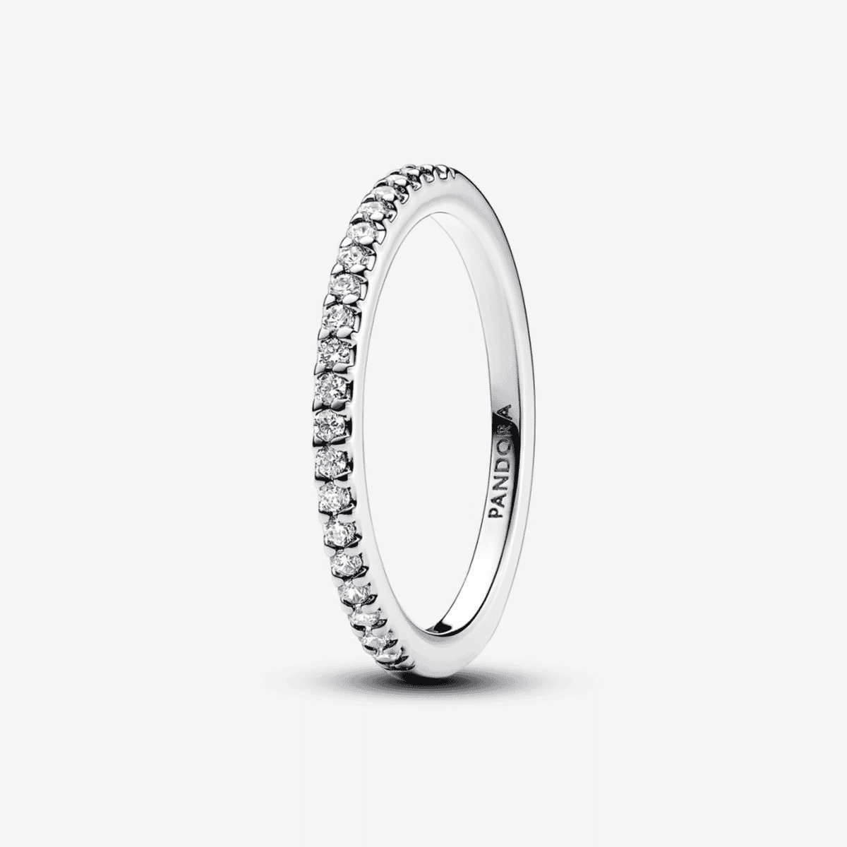 Anillo Pandora Banda Brillante en plata con cristales transparentes - 192999C01