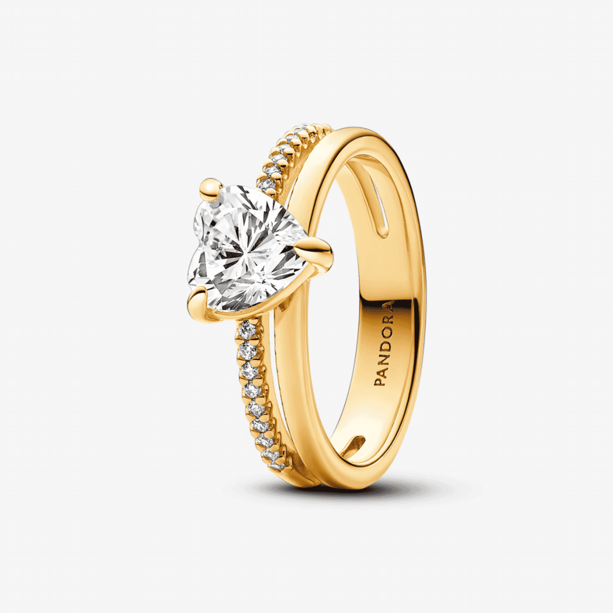 Anillo Pandora Corazón Doble Banda chapado en oro con cristal central en forma de corazón y detalles brillantes - 163100C01