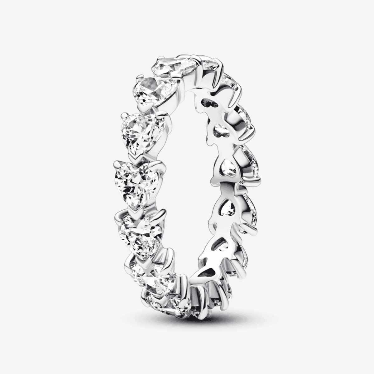 Anillo Pandora Eternidad Fila de Corazones en plata de ley con cristales brillantes, vista frontal - 193103C01