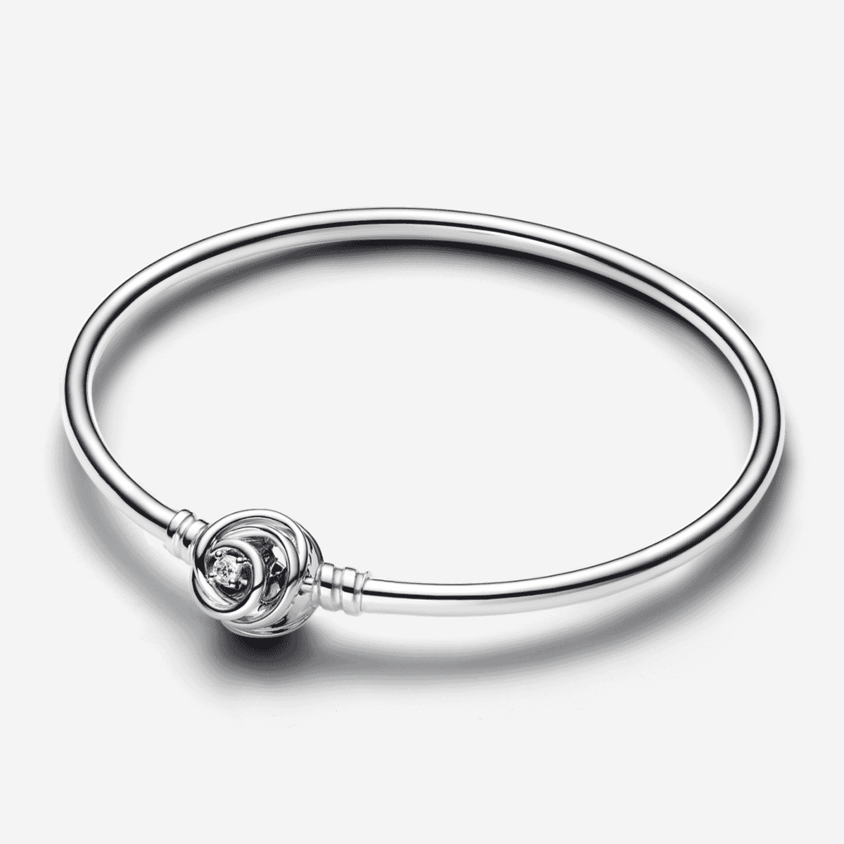 Pulsera Pandora Moments rígida con cierre envuelto en plata vista frontal - 593229C01