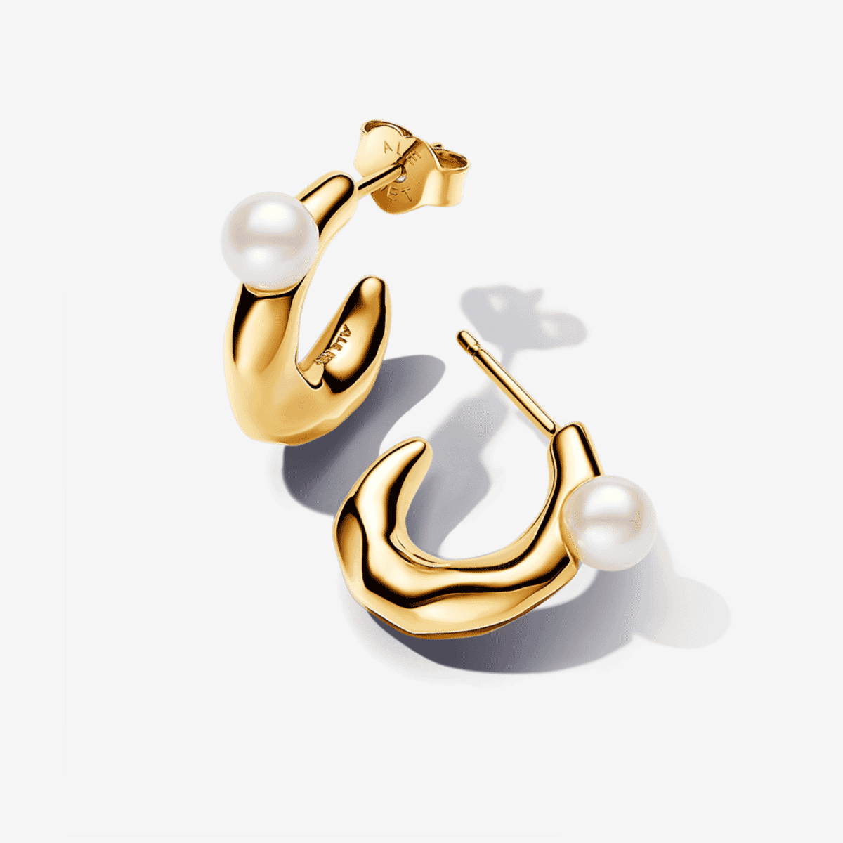 Pendientes Pandora de aro chapados en oro con perla cultivada en vista frontal - 263261C01