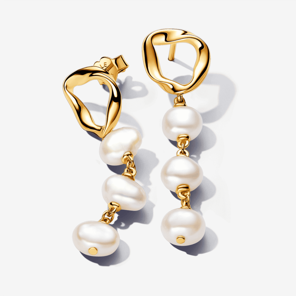 Pendientes Pandora colgantes chapados en oro con círculo y perlas cultivadas en cascada - 263263C01