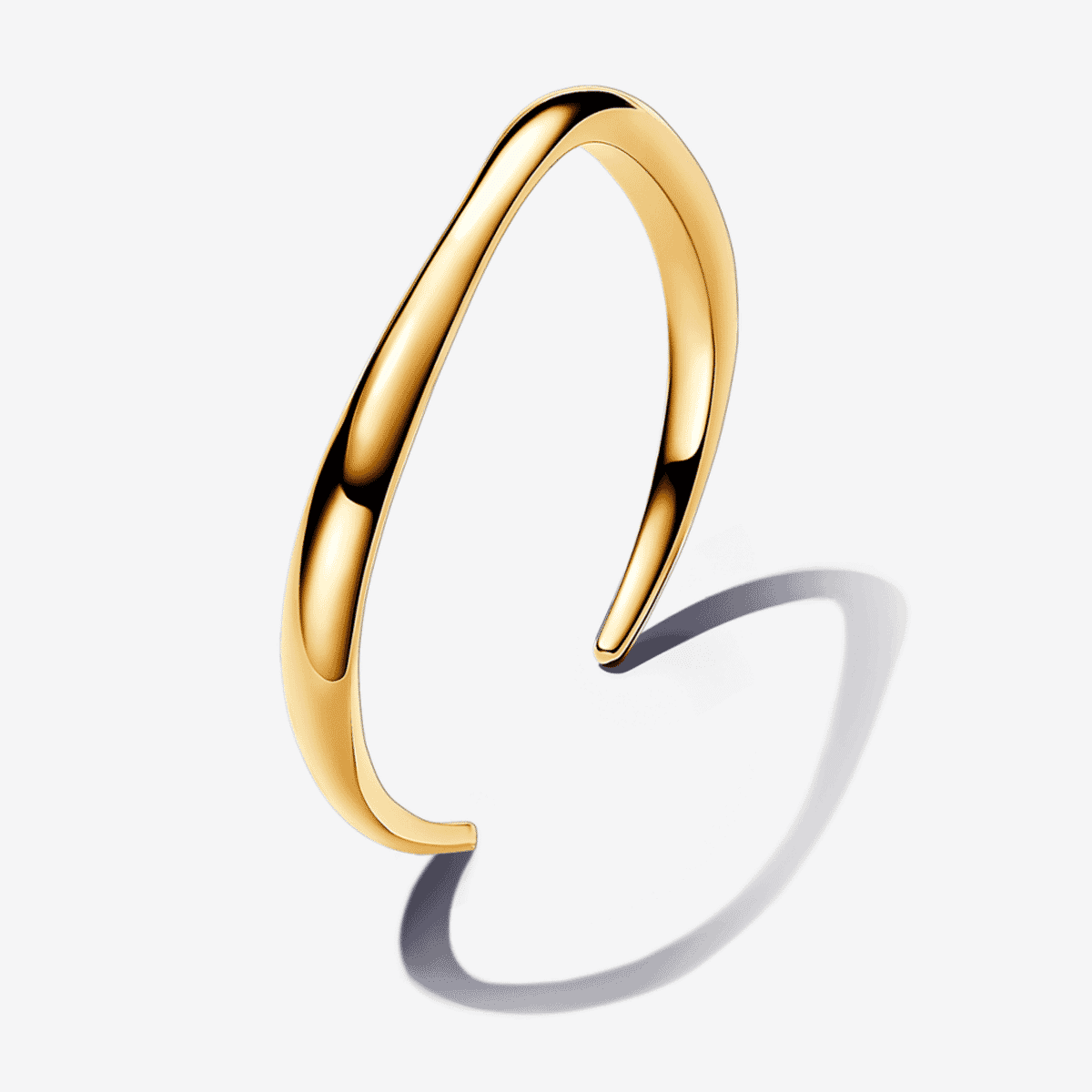 Pulsera Pandora rígida abierta chapada en oro en vista frontal - 563310C00