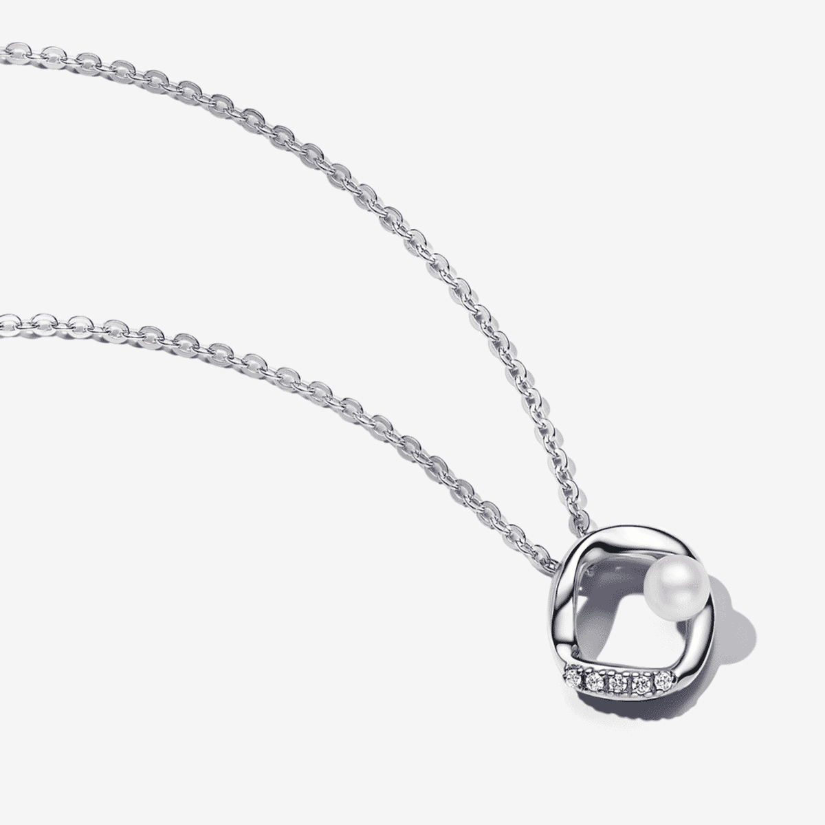 Collar Pandora círculo con circonitas y perla en plata de ley vista frontal - 393303C01