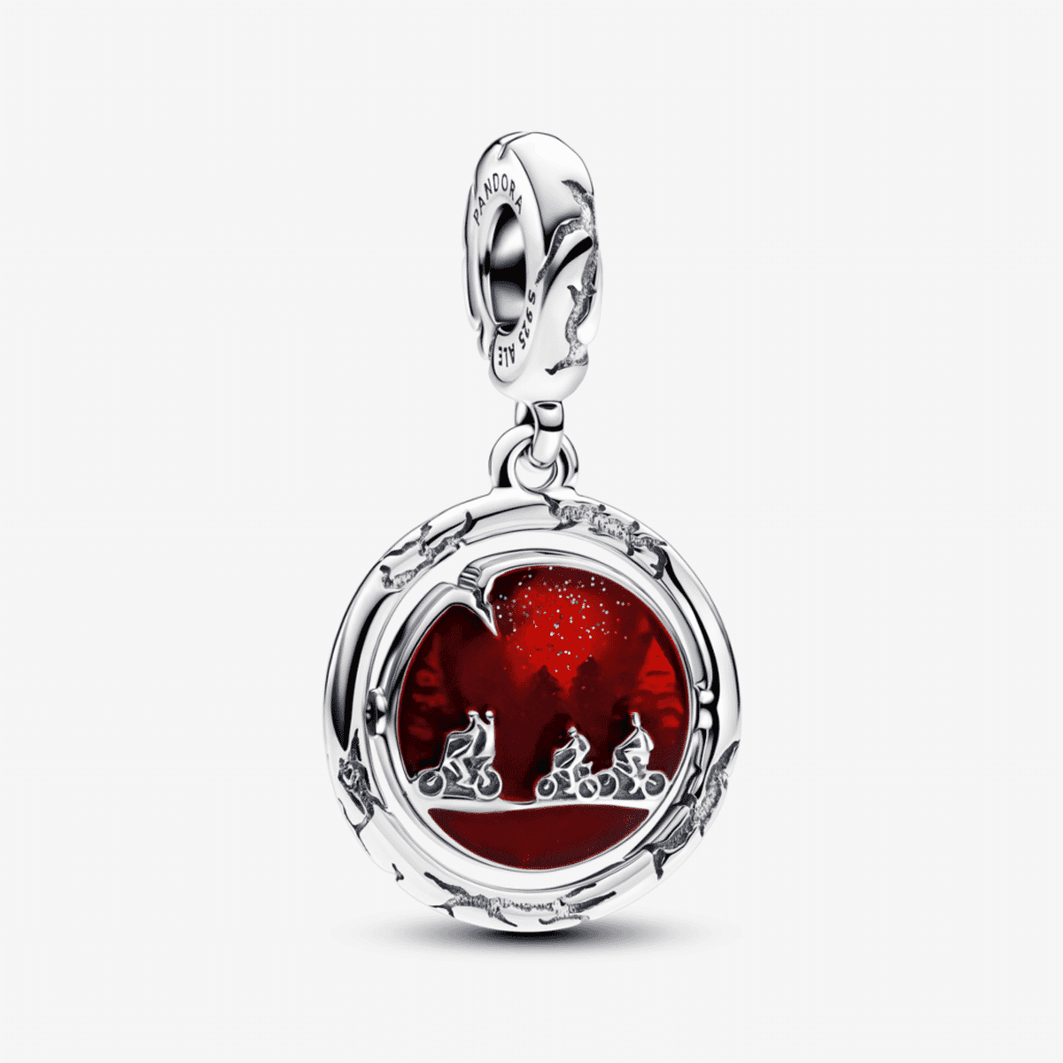 Charm colgante Pandora en plata de ley con escena de ciclistas sobre fondo rojo brillante, colección Stranger Things - 793563C01