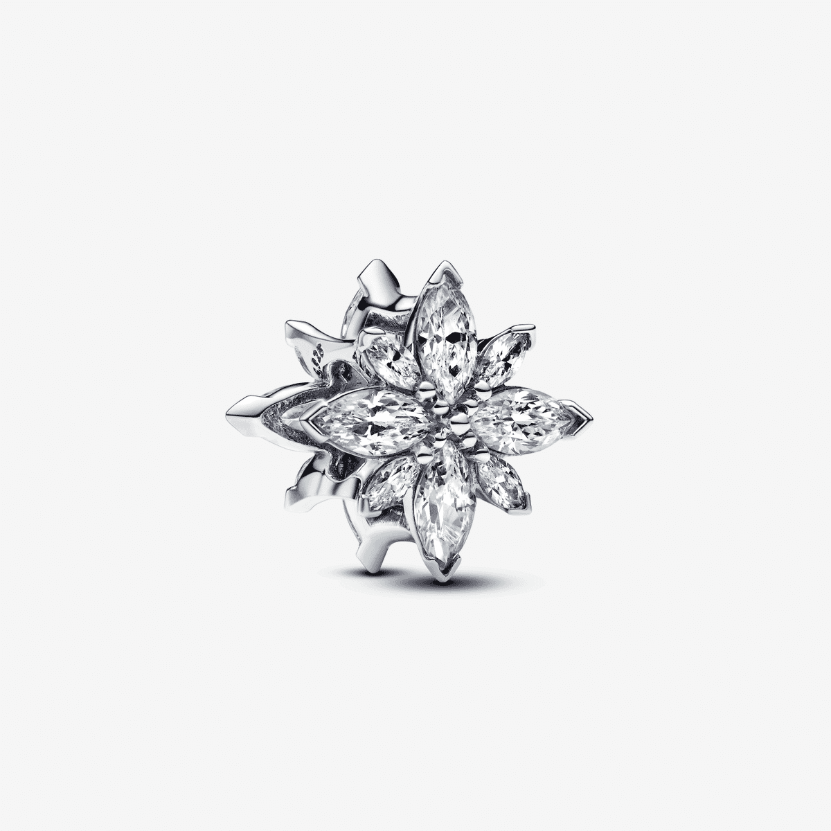 Vista frontal del Charm Pandora Estrella Polar Brillante en plata de ley con circonitas cúbicas transparentes. - 793591C01