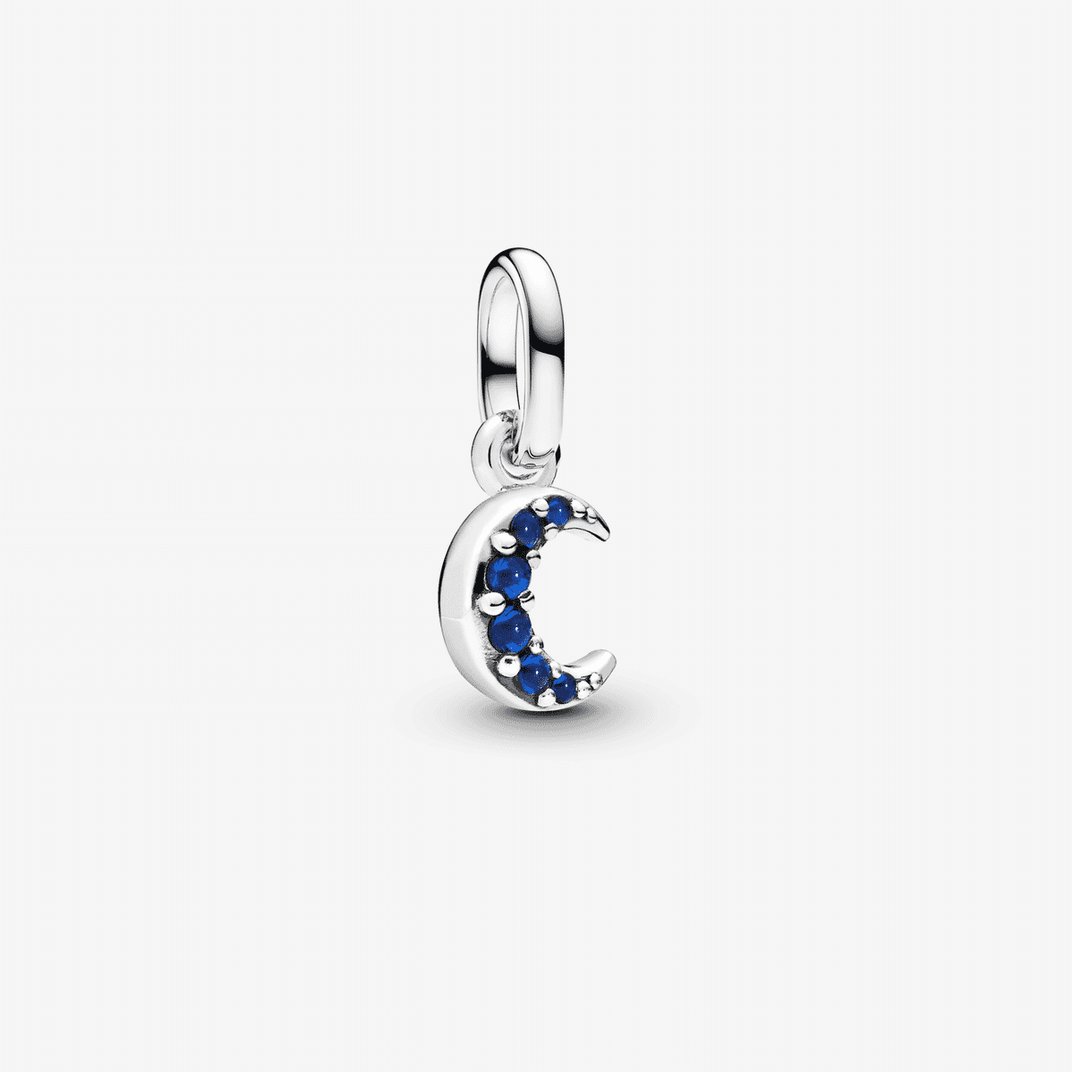 Vista frontal del Mini Charm Colgante Poder de la Luna Pandora. - 793452C01