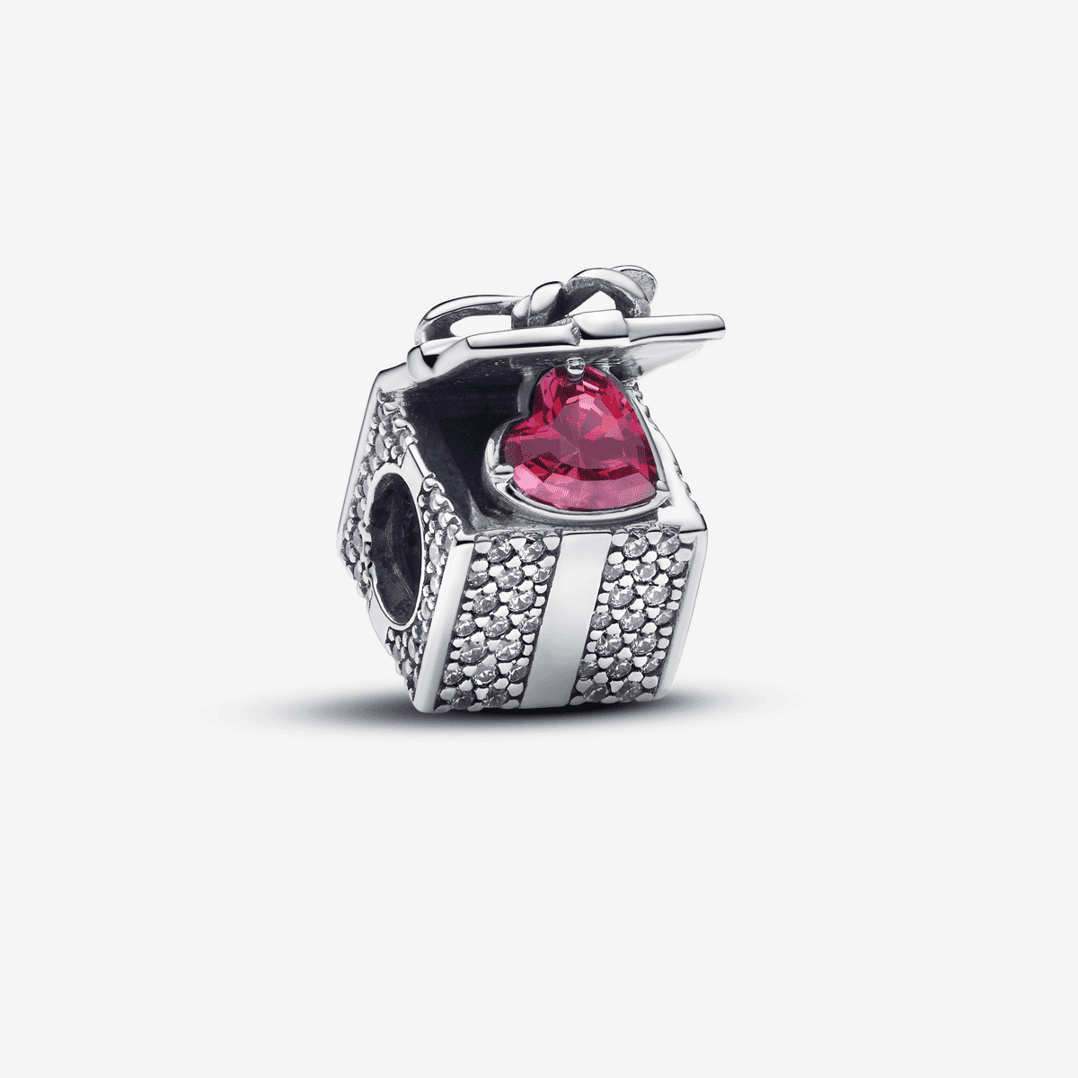 Vista frontal del Charm Pandora Caja Regalo Brillante en plata de ley con circonitas cúbicas transparentes y una circonita cúbica roja en forma de corazón. - 793603C01