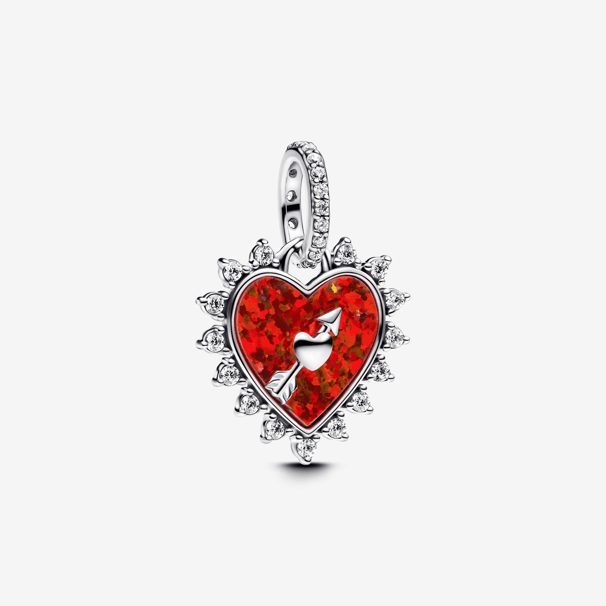 Vista frontal del charm colgante Pandora Flecha Corazón Giratorio en plata de ley con ópalo rojo y circonitas cúbicas transparentes. - 793667C01