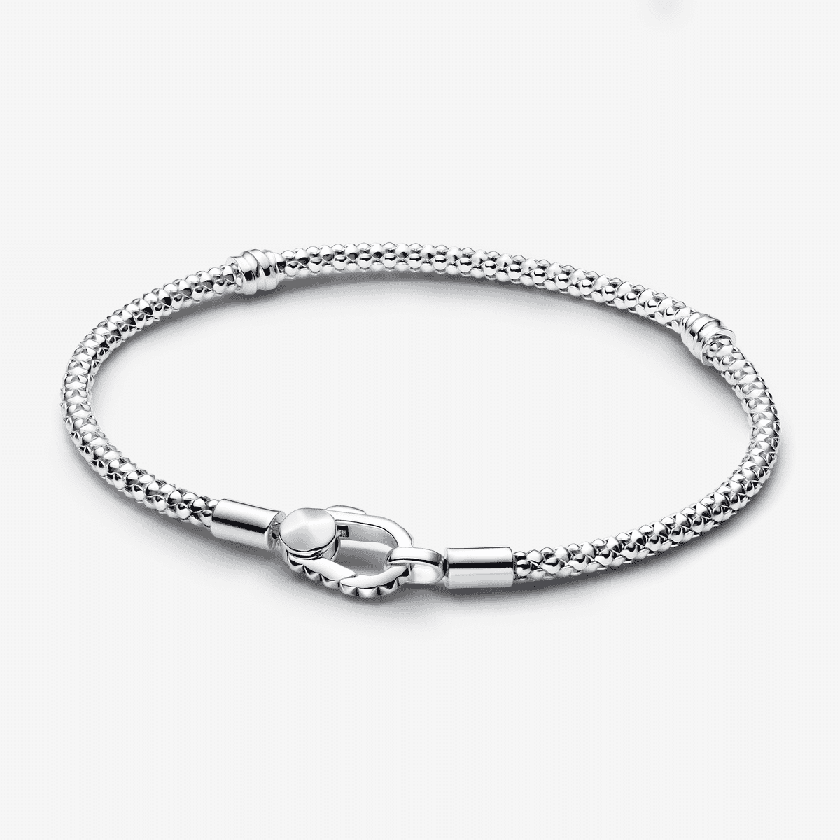 Vista frontal de la Pulsera Pandora Moments Cadena y Cierre con Tachuelas, en plata de ley. - 593681C00