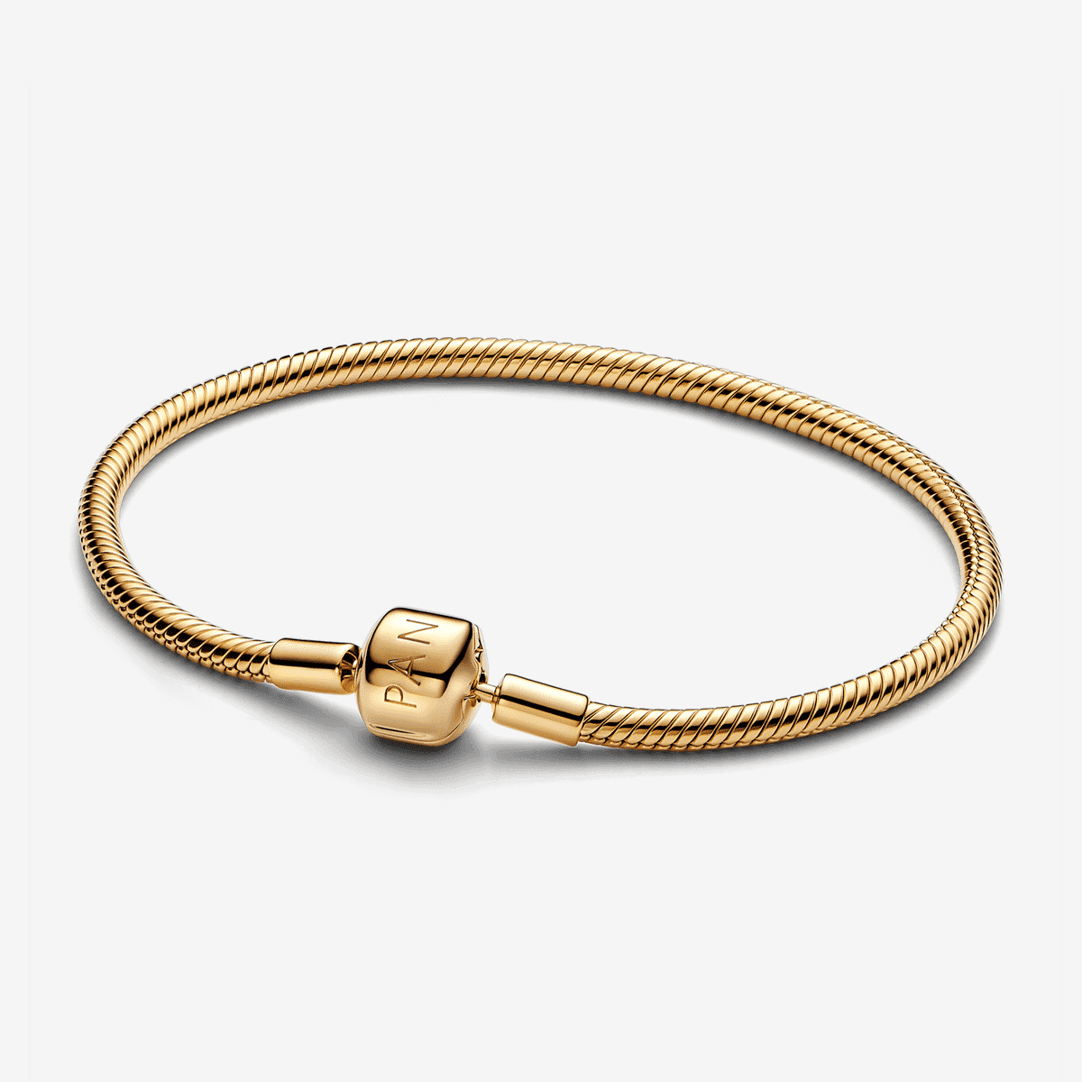 Vista frontal de la Pulsera Pandora Moments Cadena de Serpiente Chapada en Oro con Cierre de Barril. - 563390C00