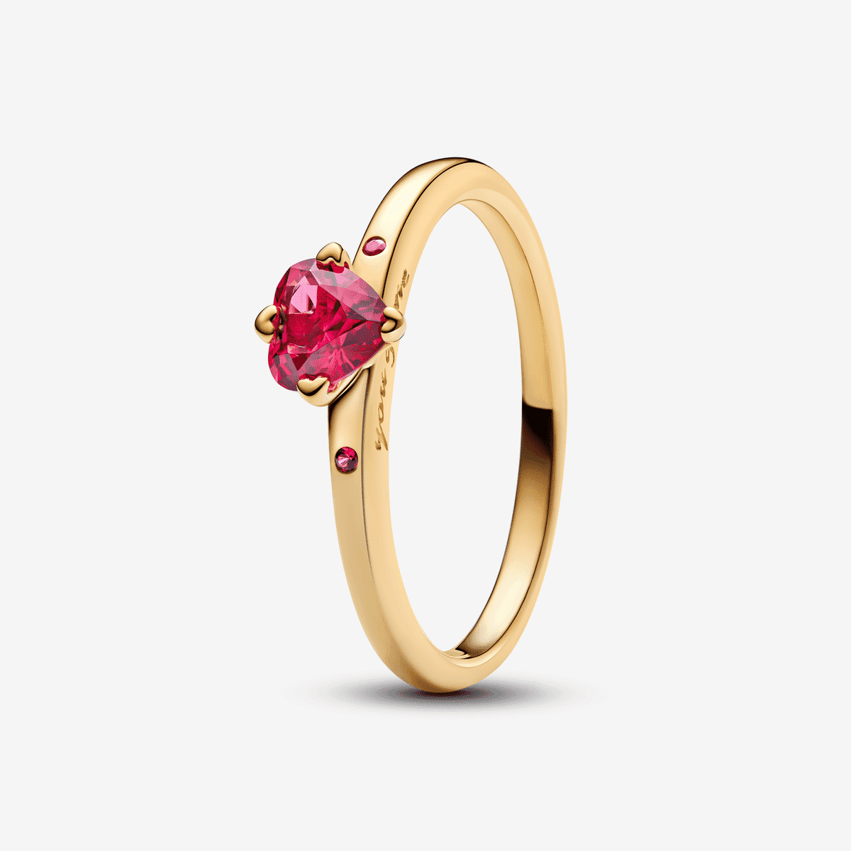 Vista frontal del Anillo Pandora Explosión de Amor chapado en oro de 14k con circonita roja en forma de corazón. - 166574C01