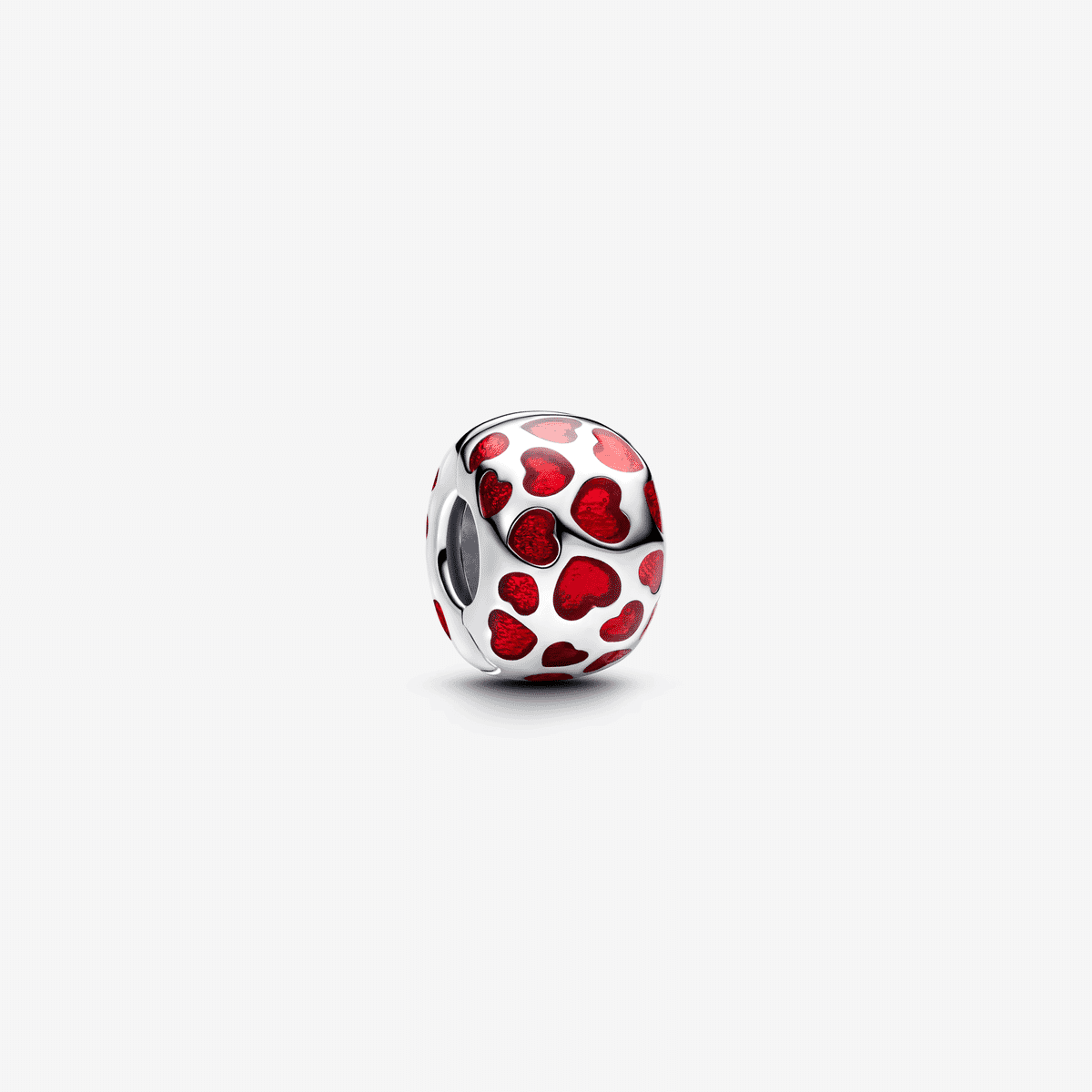 Vista frontal del charm Pandora de Clip Redondo Corazones en plata de ley con esmalte rojo. - 793679C01