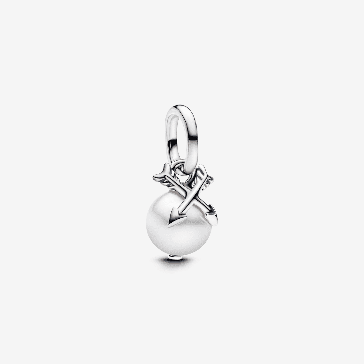 Vista frontal del charm mini colgante Pandora ME Perlas y Flechas en plata de ley con perla cultivada de agua dulce. - 793687C01
