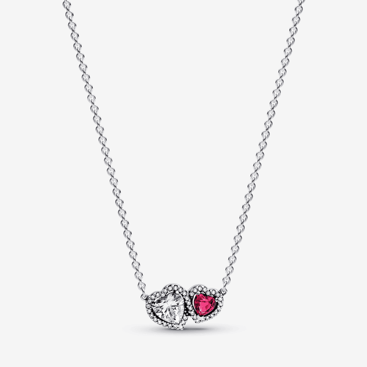 Vista frontal del Collar Pandora Halo Corazones en plata de ley con circonitas rojas y transparentes. - 393632C01