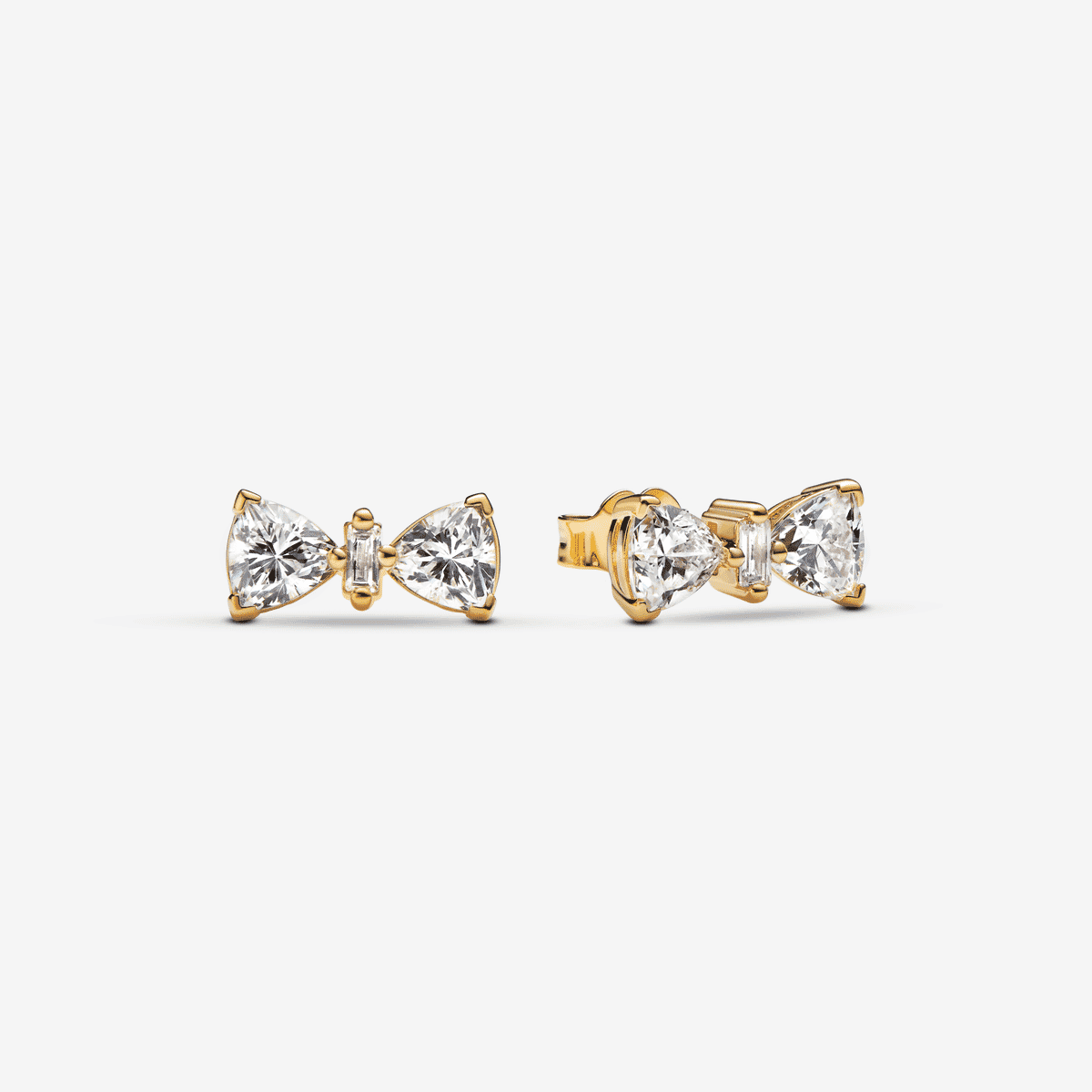 Vista frontal de los Pendientes Pandora de botón Lazo Brillante Chapados en Oro con circonitas cúbicas transparentes. - 263507C01
