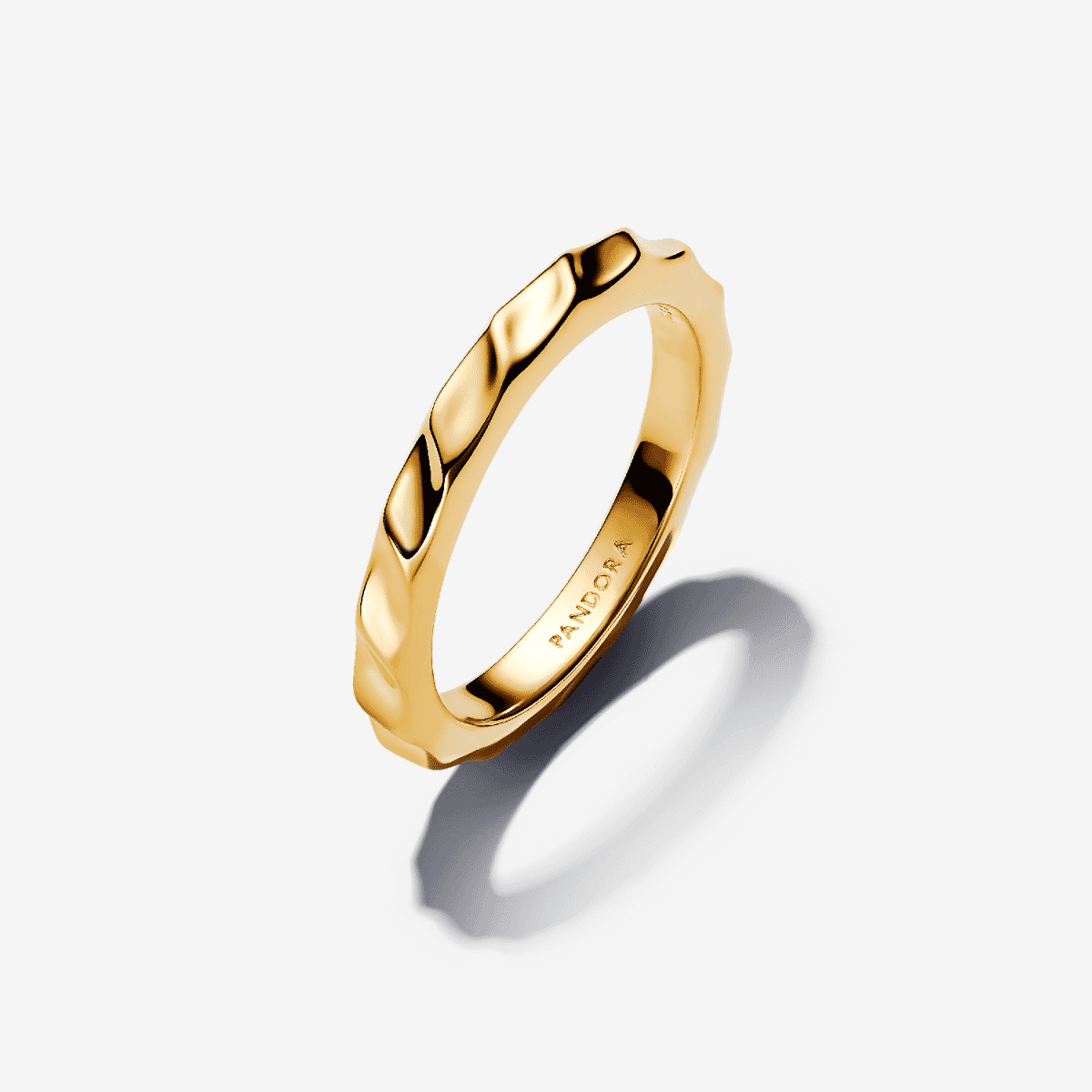 Anillo Banda Ondulada Pandora con chapado en oro vista de cerca - 163885C00