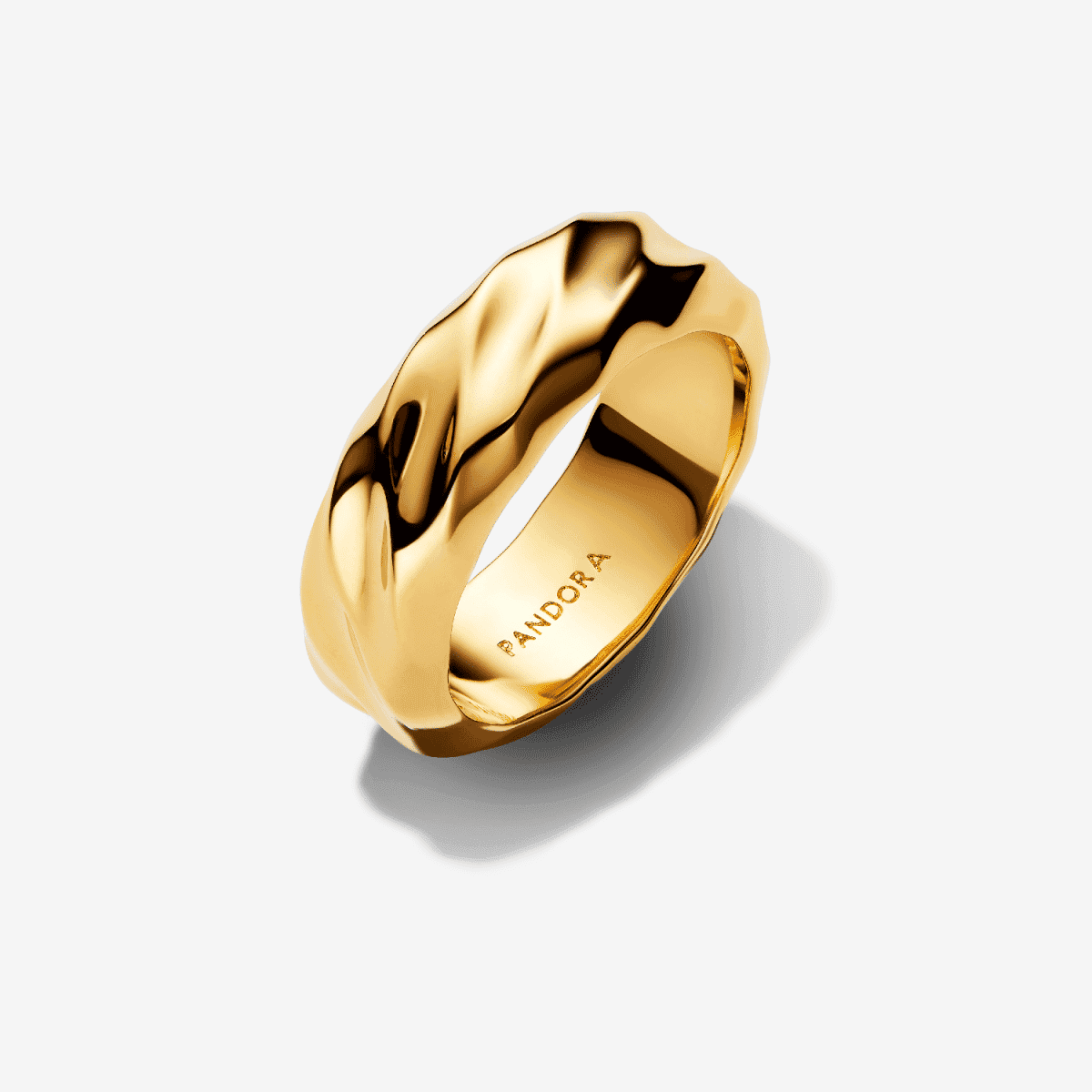 Anillo Banda Ancha Ondulada Pandora con chapado en oro vista frontal - 163886C00