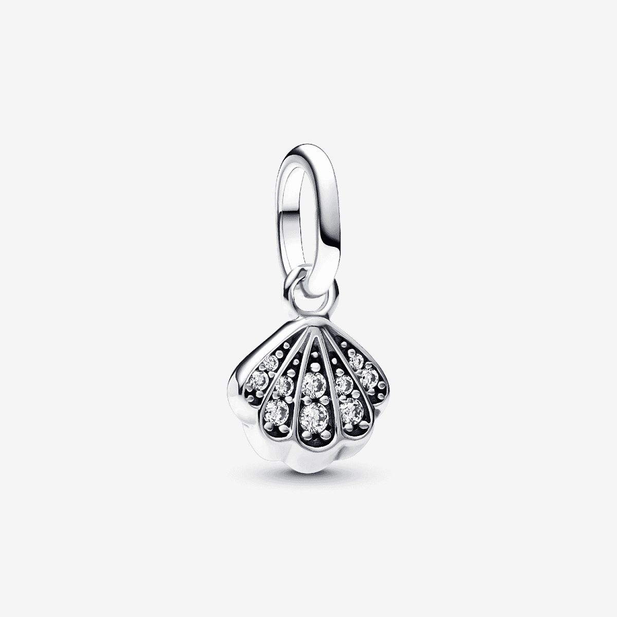Vista frontal del Charm Mini Colgante Concha Brillante Pandora en plata de primera ley y circonitas transparentes - 793855C01