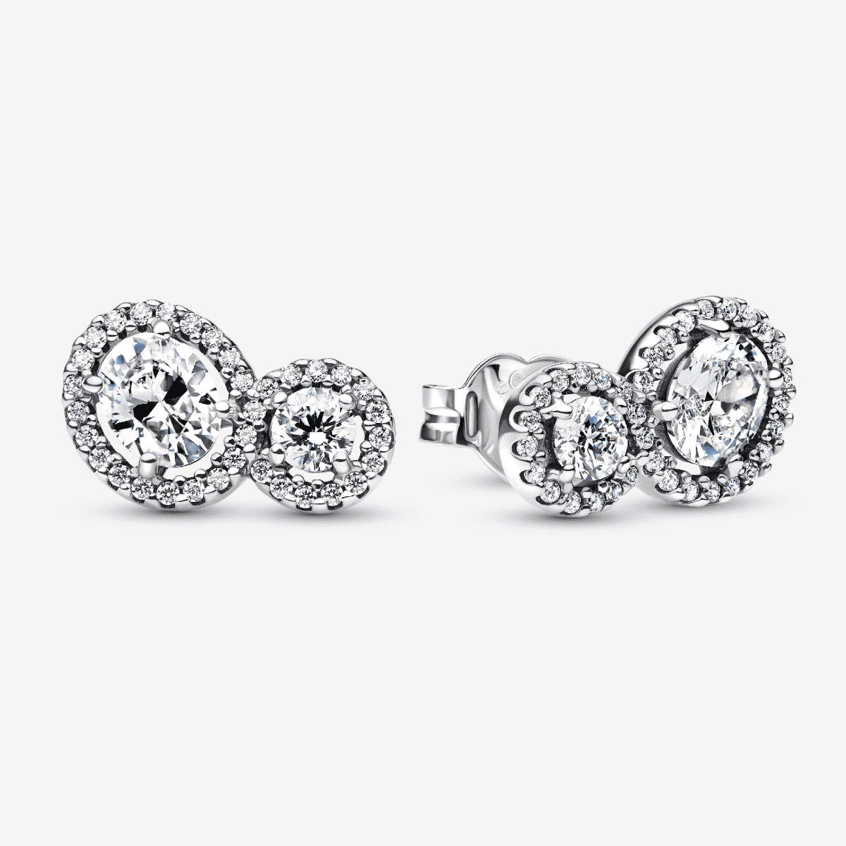 Pendientes de Botón Halo y Abrazo en plata de primera ley con circonitas cúbicas transparentes vista frontal - 293774C01