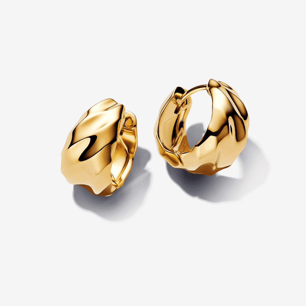 Pendientes de Aro Ondulados Pandora con chapado en oro vista frontal - 263874C00