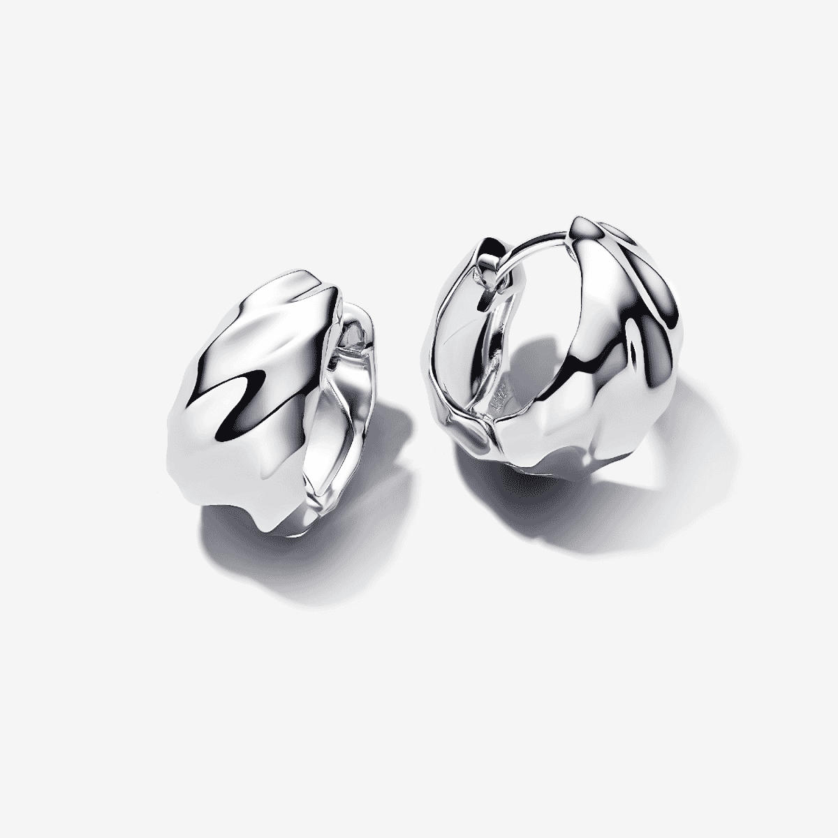 Pendientes de Aro Pequeños Ondulados Pandora en plata de primera ley vista frontal - 293874C00 Pendientes de Aro Pequeños Ondulados Pandora en plata de primera ley vista frontal - 293874C00