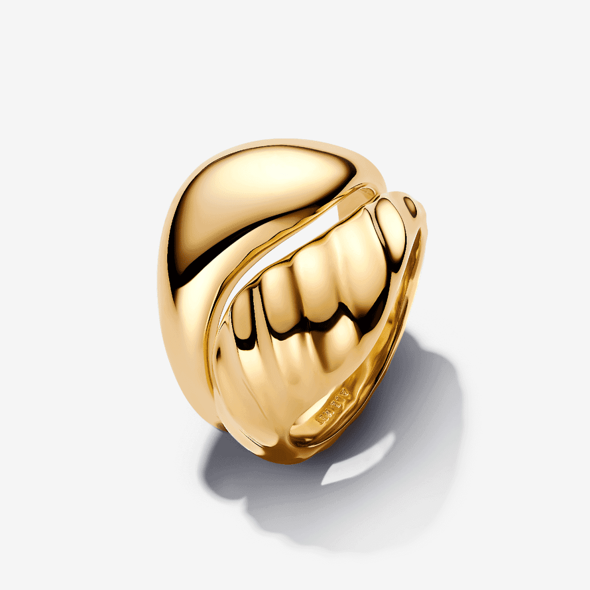 Anillos Combinables Ondulados Pandora con chapado en oro vista de cerca - 163832C00