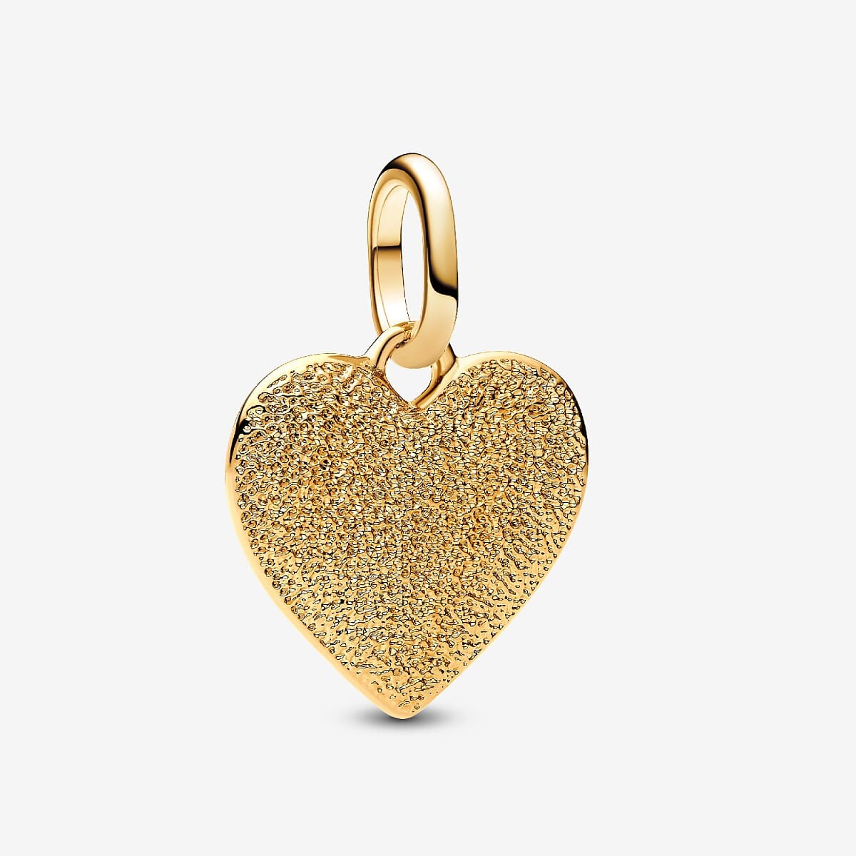 Charm de Medallón Corazón Grabable Pandora con chapado en oro vista frontal - 763824C00