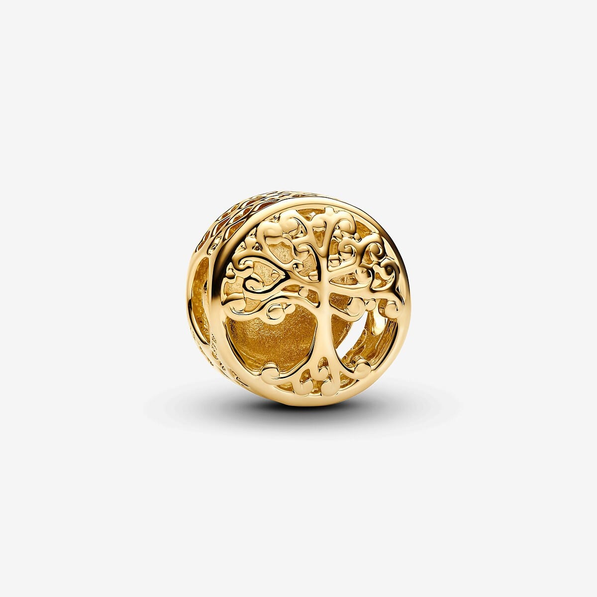 Vista frontal del Charm Pandora Raíces Familiares chapado en oro de 14k - 767590C00