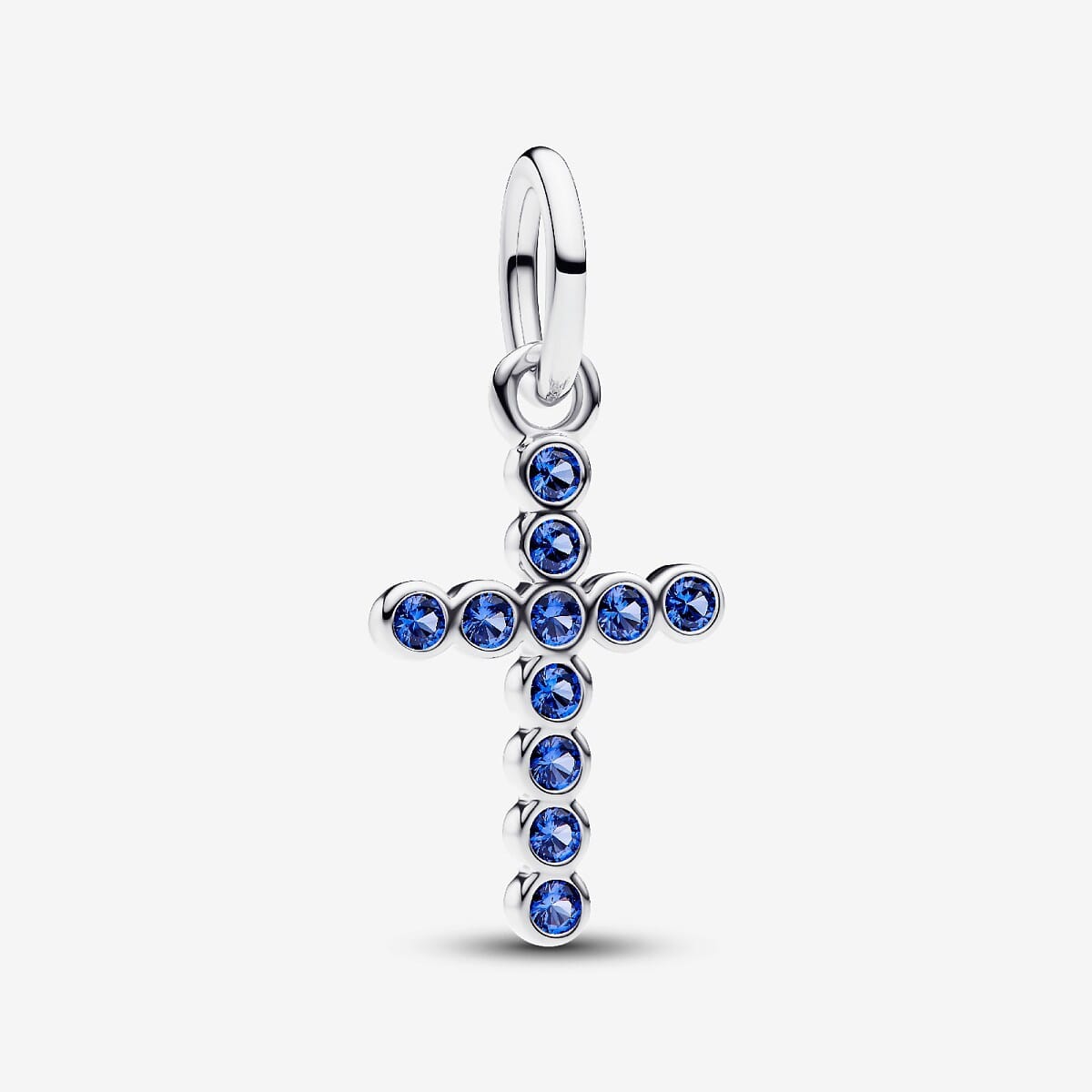 Charm Colgante Cruz Pandora en plata de ley y cristales azules vista frontal - 794063C01