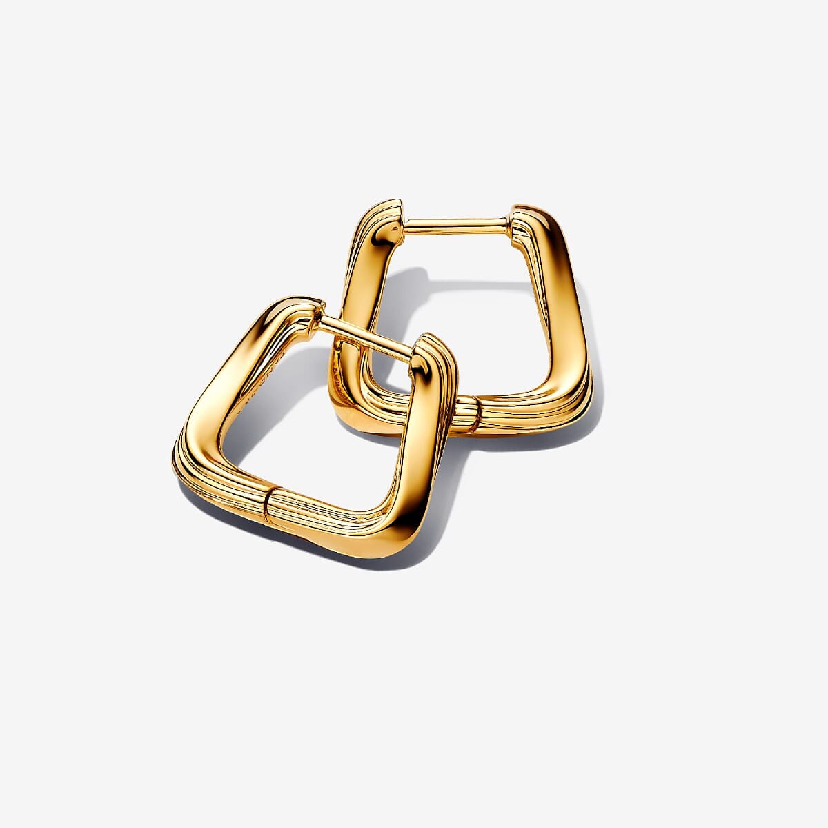 Pendientes de Aro Pequeños Triángulo Entrelazado Pandora con chapado en oro vista frontal - 263875C00