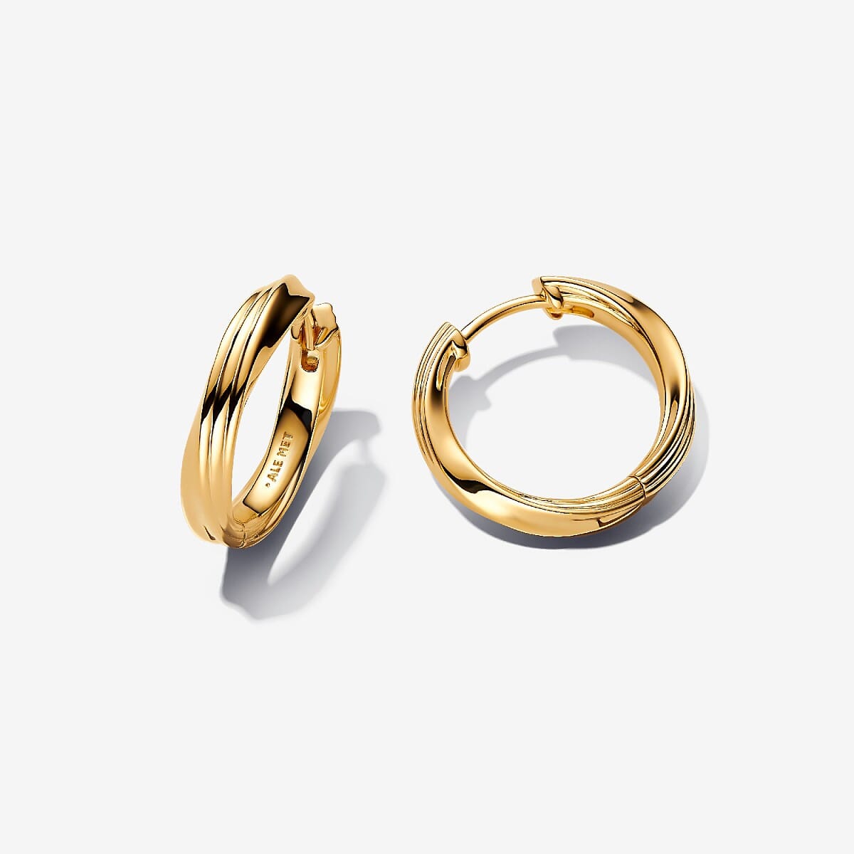 Pendientes de Aro Entrelazados Pandora chapados en oro vista frontal - 263878C00