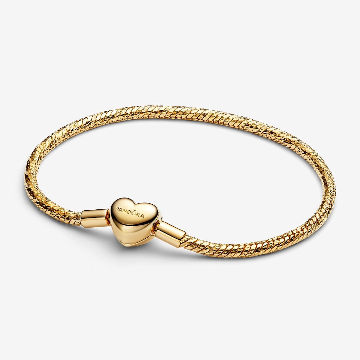Pulsera de Cadena de Serpiente con Cierre Corazón Facetado Grabable Pandora con chapado en oro vista frontal - 564236C00