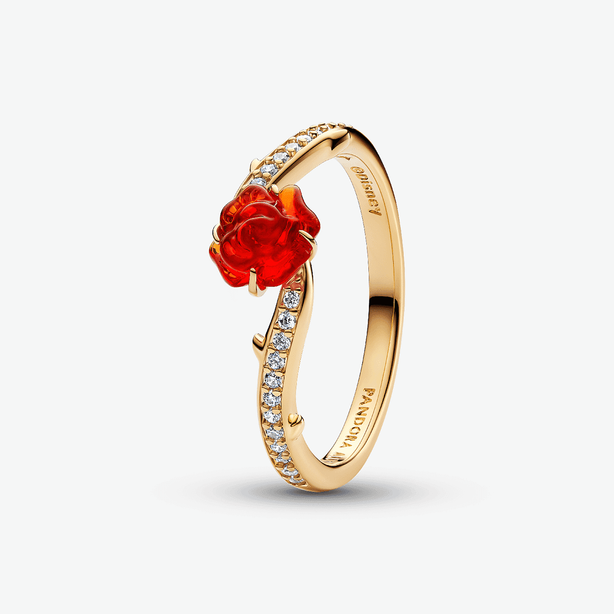 Anillo Pandora Rosa Encantada de La Bella y la Bestia de Disney con chapado en oro y cristal rojo vista lateral - 163984C01