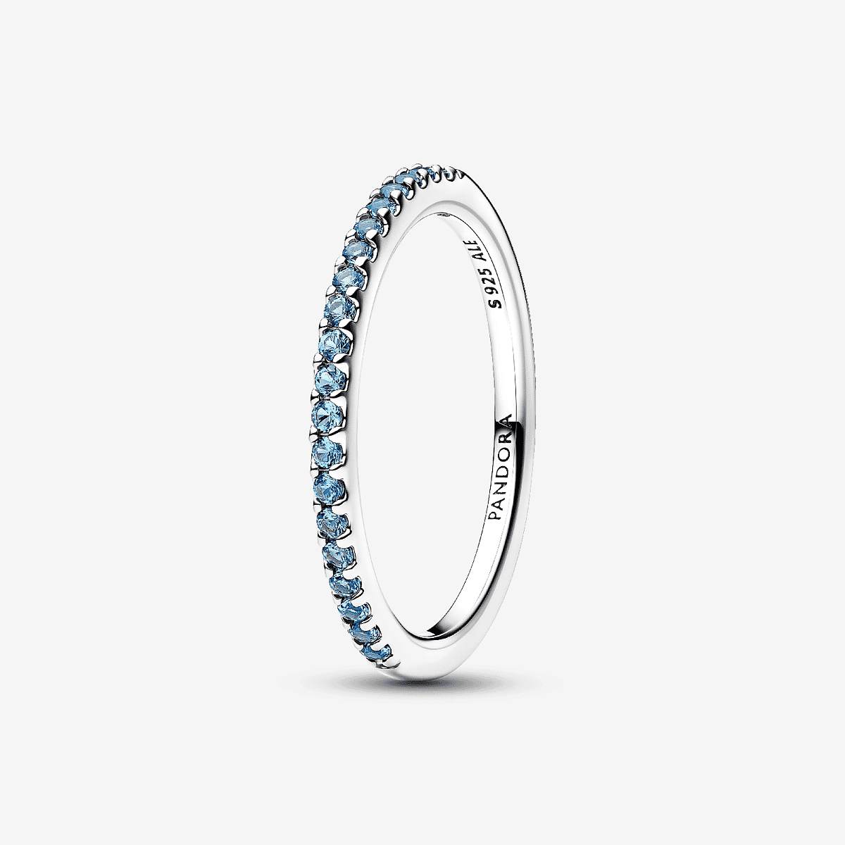 Vista frontal del Anillo Pandora Banda Brillante Aguamarina en plata de ley y color azul - 192999C03