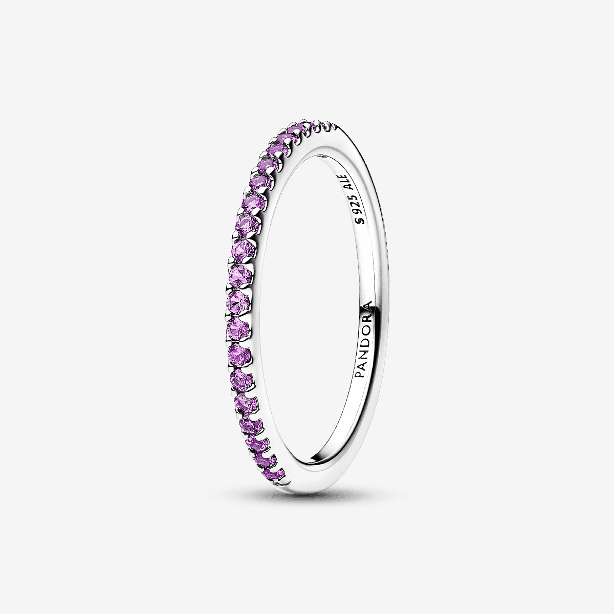 Vista frontal del Anillo Pandora Banda Brillante Morado Brillante en plata de ley con circonitas moradas - 192999C04