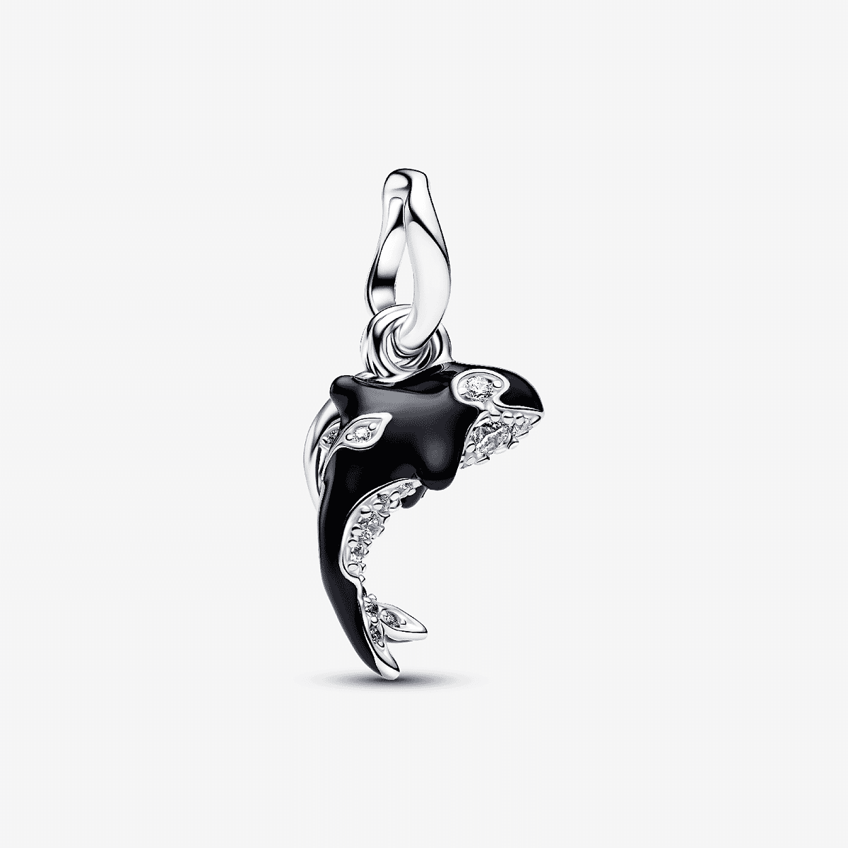 Vista frontal del Charm Colgante Pandora Orca en plata de ley y esmalte negro con circonitas - 794683C01
