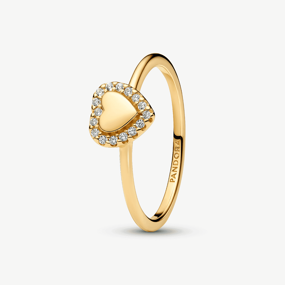 Vista lateral del Anillo Pandora Halo y Corazón Grabable en aleación de metales chapado en oro y circonitas transparentes - 163801C01