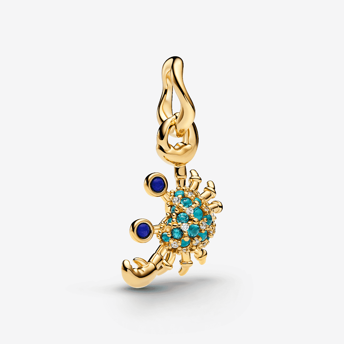 Vista frontal del Charm Colgante Pandora Cangrejo chapado en oro con cristales verdes y azules - 764684C01