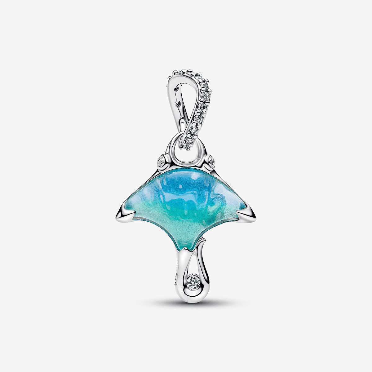 Vista frontal del Charm Colgante Pandora Manta Raya en plata de ley y color azul - 794685C01