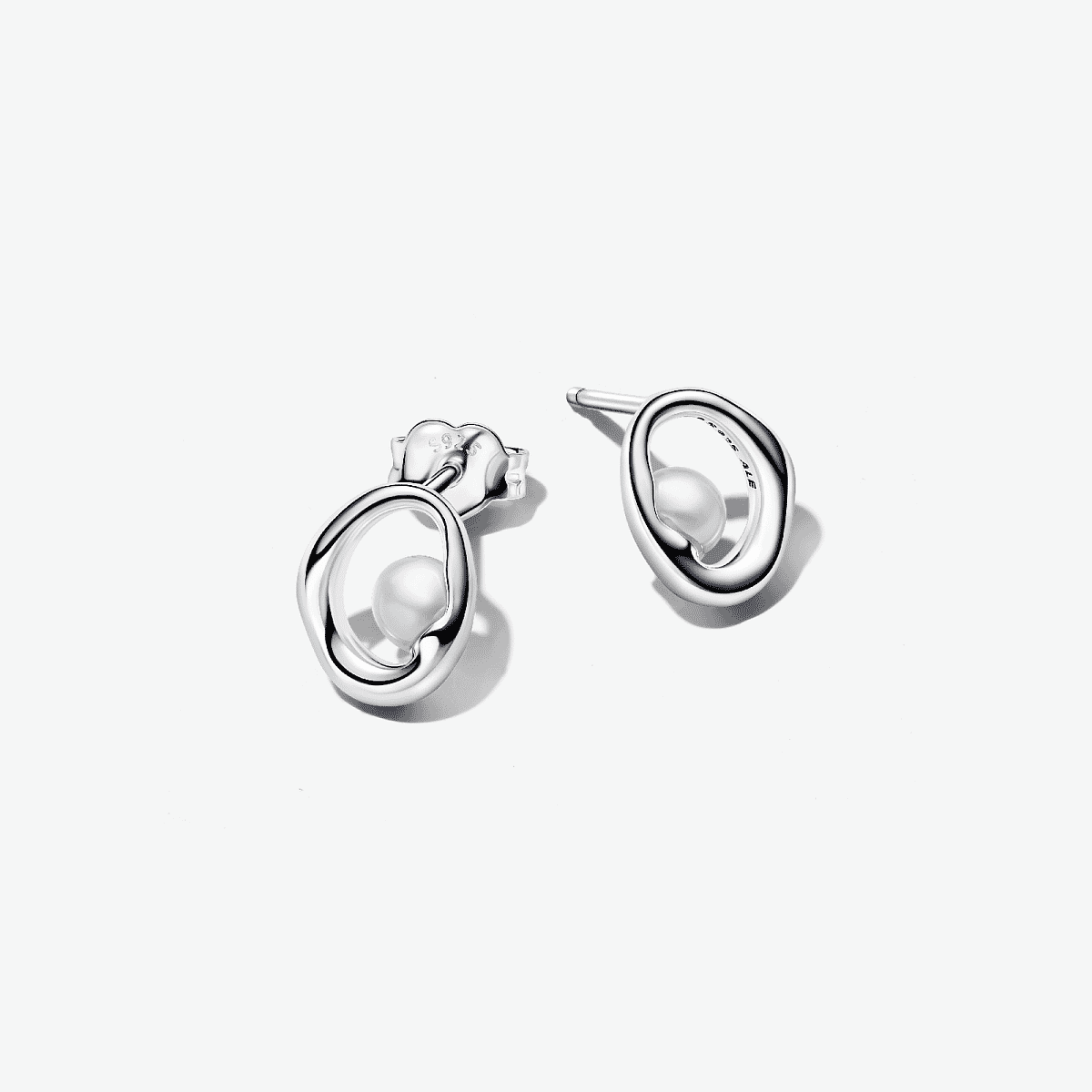 Vista frontal de los Pendientes Pandora de Botón Óvalos Forma Orgánica y Perla Cultivada de Agua Dulce en plata de ley y color blanco - 293295C01