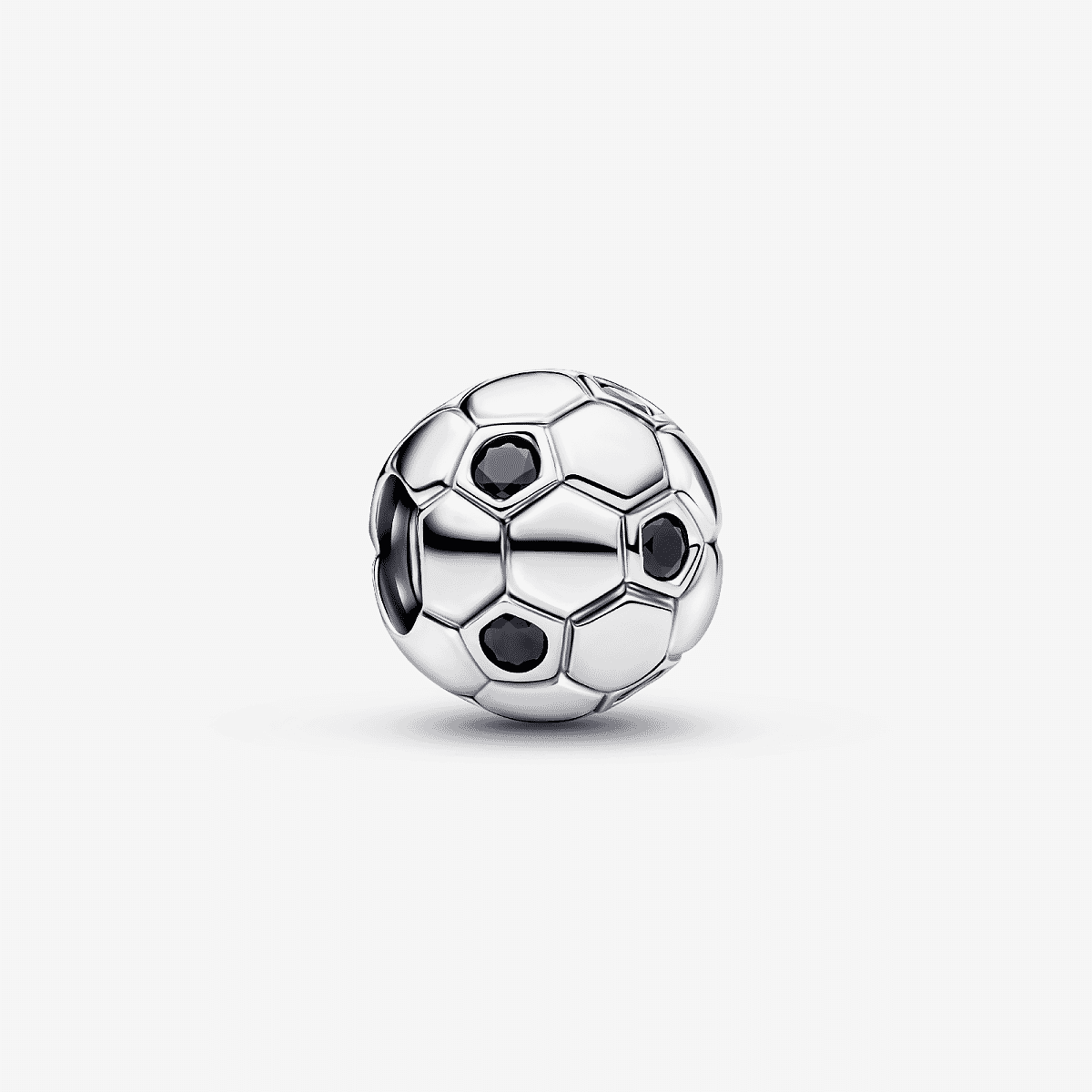 Vista frontal del Charm Pandora Balón Fútbol en plata de ley con gemas negras - 794710C01