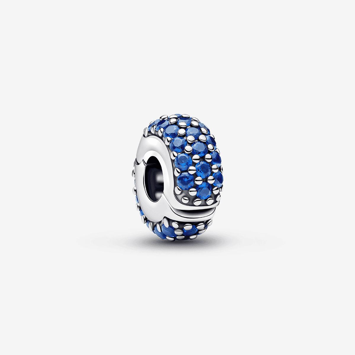 Vista frontal del Charm Pandora de Clip Gemas Azul Real en plata de ley y color azul - 794700C01