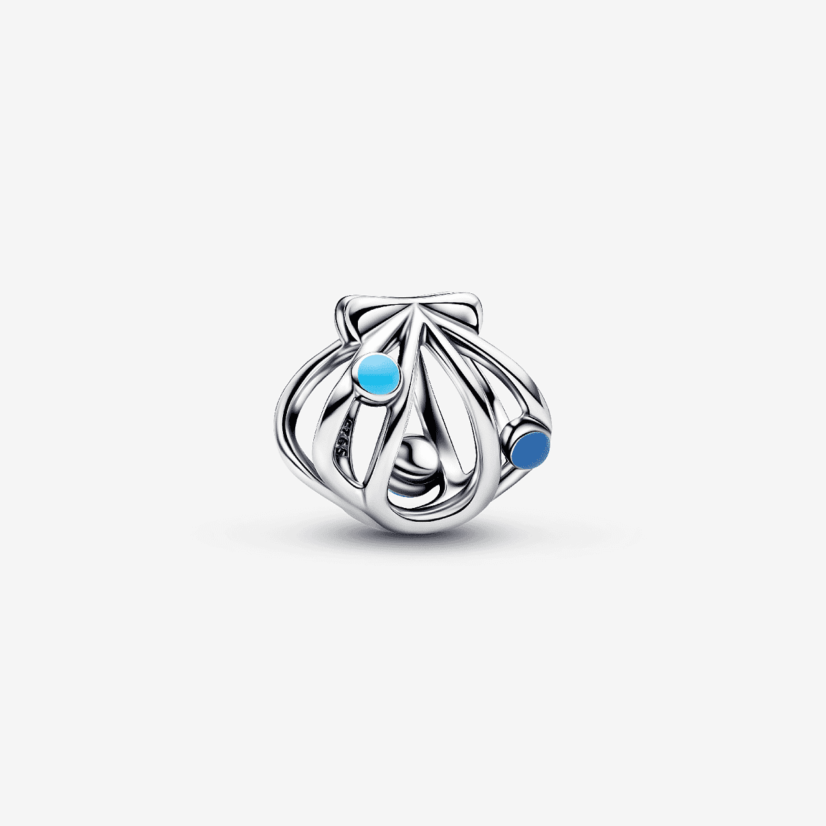 Vista frontal del Charm Pandora Concha en Filigrana en plata de ley y esmalte azul - 794695C01