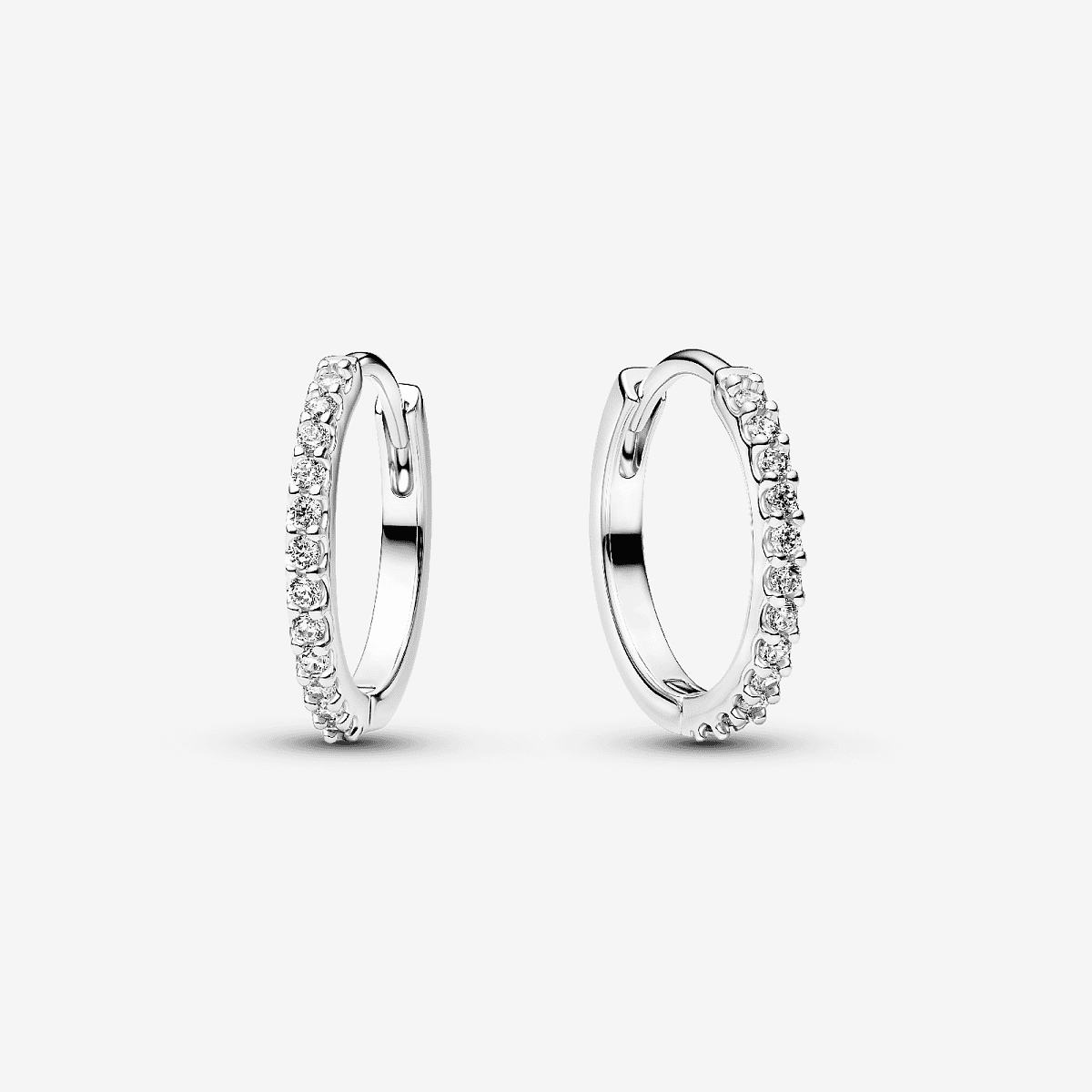 Vista frontal de los Pendientes Pandora de aro Mini Brillantes en plata de ley y circonitas transparentes - 294649C01