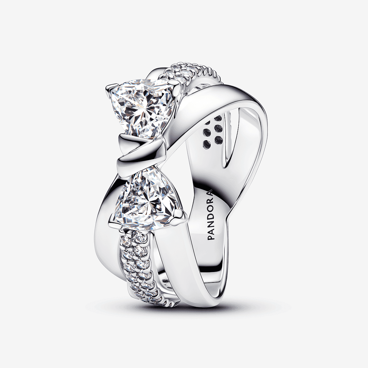 Vista lateral del Anillo Pandora Banda Cruzada Lazo Brillante en plata de ley con circonitas transparentes - 193553C01