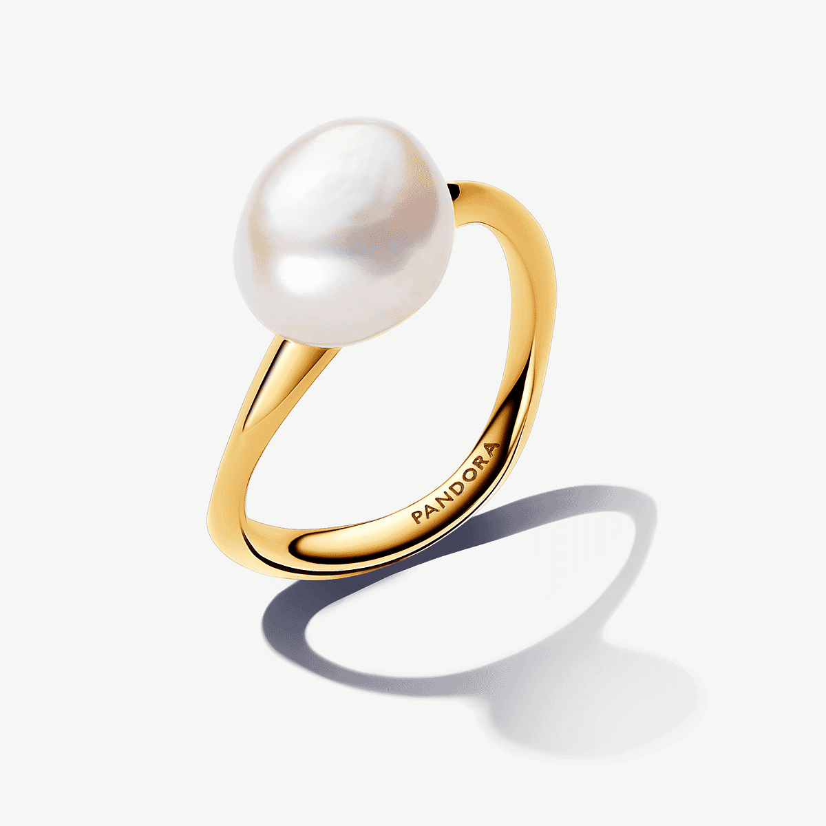 Vista frontal del Anillo Pandora Perla Cultivada de Agua Dulce Barroca en color blanco y chapado en oro - 163293C01
