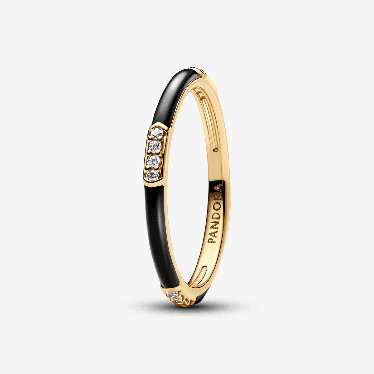 Vista lateral del Anillo Pandora Esmalte Negro y Gemas en aleación chapada en oro y esmalte negro - 163686C01